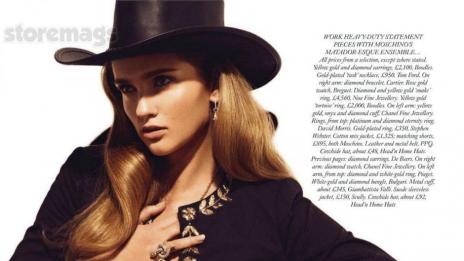 Само по бижута и шапка