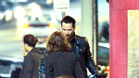 Киану Рийвс излиза с бившата на Джейсън Сийгъл?