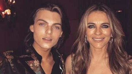 Разсипаха от критики Лиз Хърли, че позира разголена до сина си