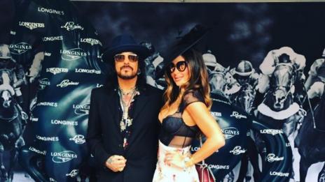 Ники Сикс очаква момиченце