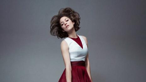 Марион Котияр отново е лейди пролет на DIOR