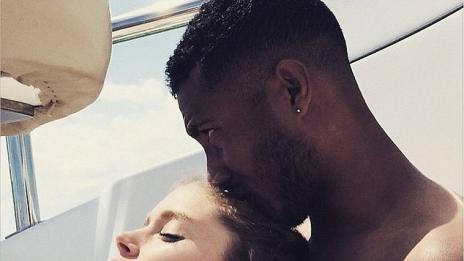 Дауцен Крос празнува на плажа