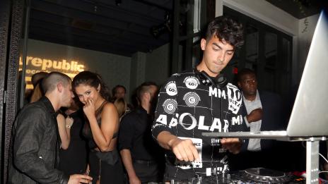 Селена Гомес флиртува с Ник Джонас