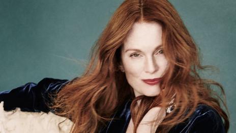 Наркотикът на Джулиан Мур е... интернет