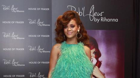 Риана показва на феновете семейно видео