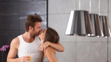 Кухнята е най-предпочитаното място за секс след спалнята