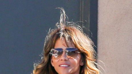 Хали Бери още носи халката си