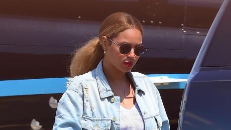 Бионсе упорито крие корема си, подклажда слуховете за бременност