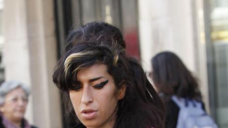 Ейми Уайнхаус отново е на първо място в британския чарт