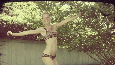 Гуинет Полтроу подскача по бански на Стела Маккартни