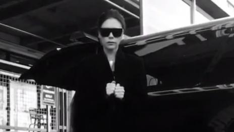 Исторически момент: Виктория Бекъм свали токчетата