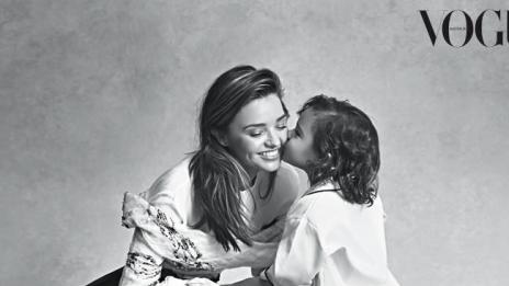Миранда Кер позира със сина си в новия Vogue