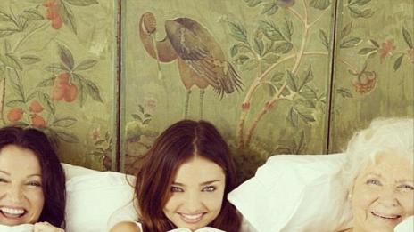 Миранда Кер позира в леглото с баба си
