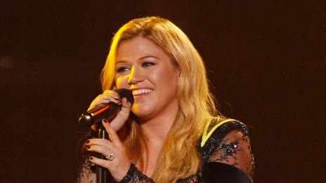 Кели Кларксън се сгоди