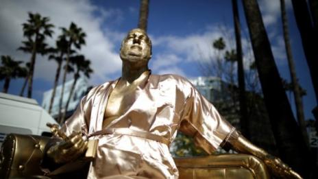 „Кушетка за кастинг“: Харви Уайнстийн – по халат, върху легло...