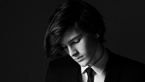 Синът на Пиърс Броснан позира като модел за Saint Laurent