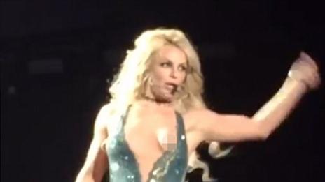 Неволно: Бритни показа гърда на сцената в Лас Вегас