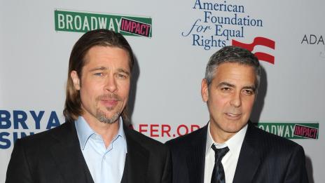 Брад Пит дължи сватбен подарък на Джордж Клуни