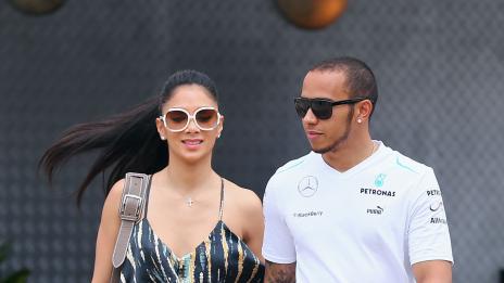 Люис Хамилтън иска Никол да живее при него