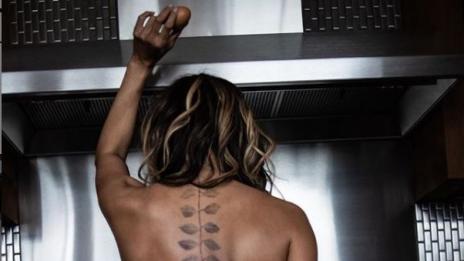 52-годишната Хали Бери разби със секси татус