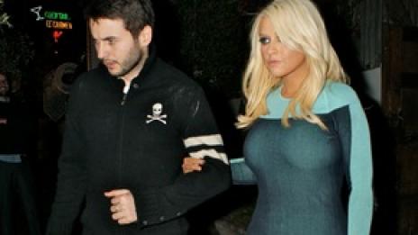 Гаджето на Агилера обожава тялото й