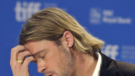 Брад Пит успокоява депресиран фен