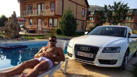 Албанец лудна по Версаче: Плочките в банята, чаршафите, колите