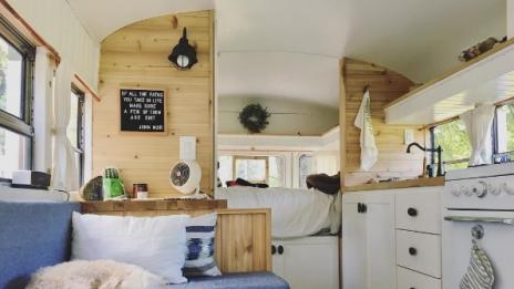 Живот на колела – в училищен автобус