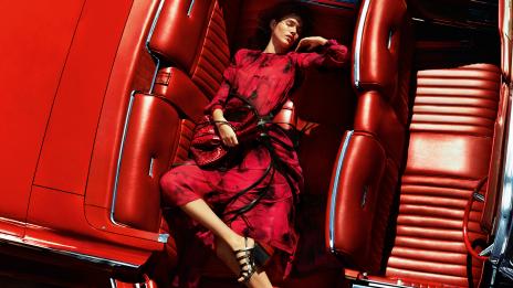 Код червено: Силната и сексапилна жена