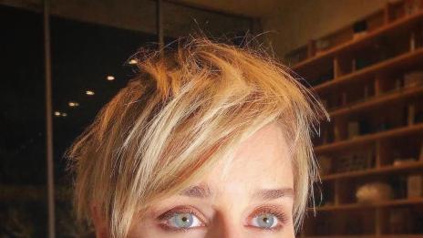 Емилия Кларк заби режисьор