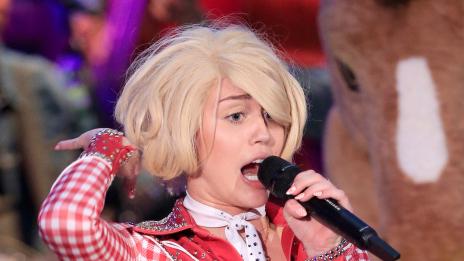 Майли посъветва Бийбър да си купи къща с нощен клуб