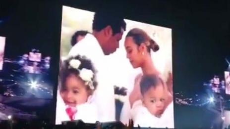 Бионсе и Джей Зи показаха близнаците на концерт