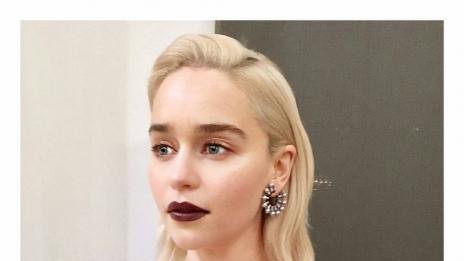 Драма, мама: Емилия Кларк и тъмните червила