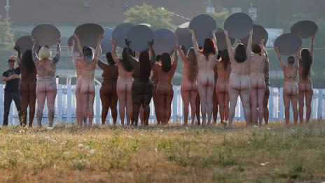 130 жени се разголиха срещу Доналд Тръмп