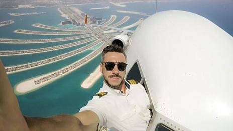 Пилот със селфи извън кабината по време на полет