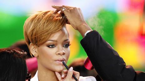 Дамите си сменят фризурата средно 150 пъти