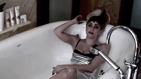 Гага показа нов имидж във ваната (видео)