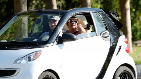 Уж звезди, а зад волана на евтини коли