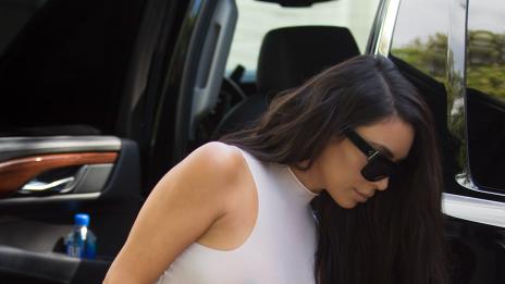 Чар или бедствие: Ким Кардашян спря да носи сутиен