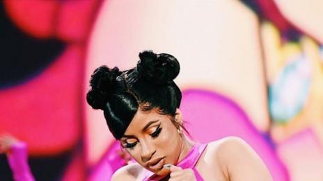 Карди Би си хвърли перуката в публиката