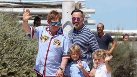 Елтън Джон и семейството му почиват във Франция