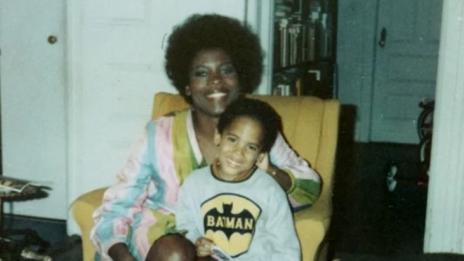 Звездите бръкнаха в архива за Деня на майката