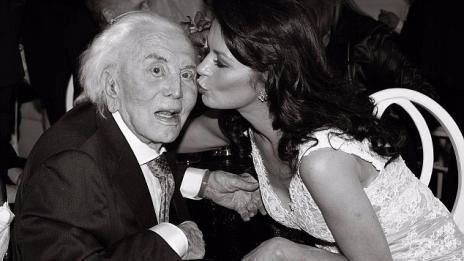 Катрин Зита-Джоунс се обясни в любов на свекър си