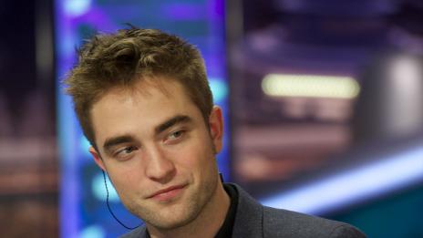 Патинсън преживява Стюарт с помощта  на кучетата си