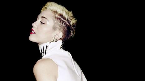 Майли Сайръс се спря на PVC за поредната си провокативна фотосесия