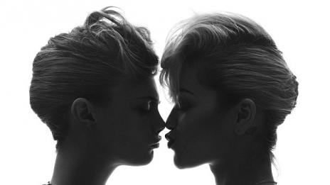 Кара продължава да налита на жени