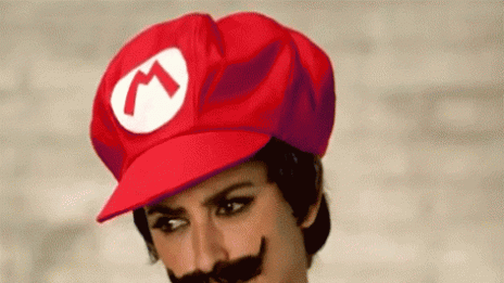 Пенелопе си лепва мустаци и става Супер Марио  (видео)