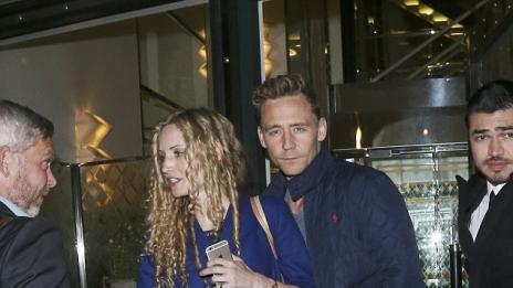 Ново начало: Том Хидълстън с красива историчка