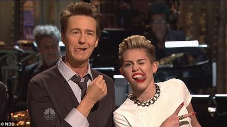 Майли научи Ед Нортън да се плези като нея