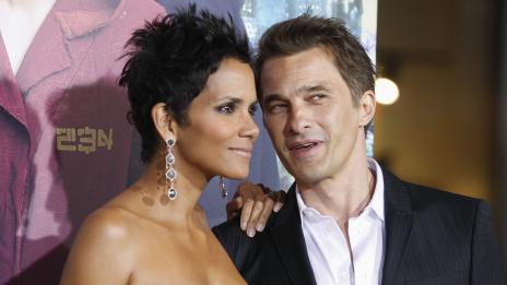 Хали се омъжи за Оливие